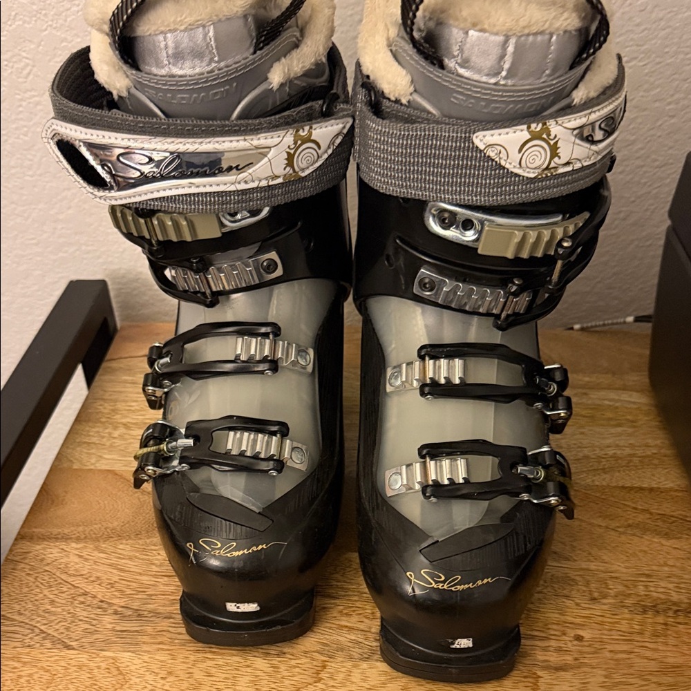 Salomon Black and Silver Ski Boots size 23.5
